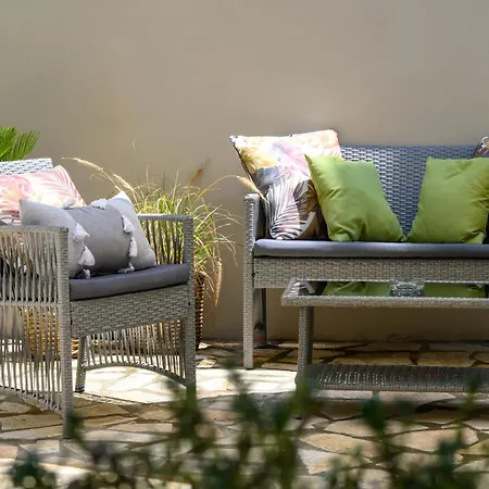 Petite With Patio At Garitsa! Appartement