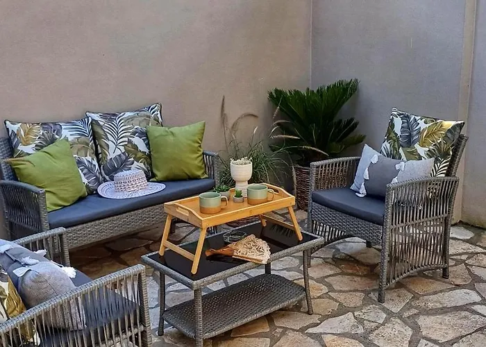 Petite With Patio At Garitsa! Апартаменты *