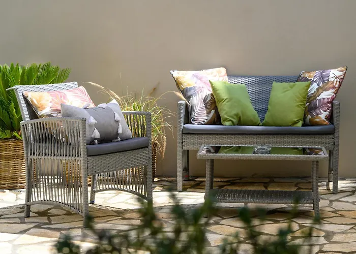 Petite With Patio At Garitsa! Апартаменты